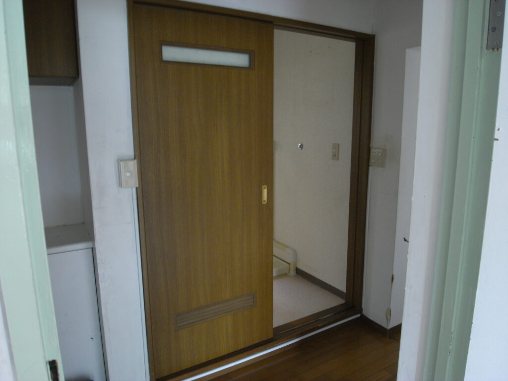 横浜市磯子区で洗面室の引き戸を撤去する前の写真。