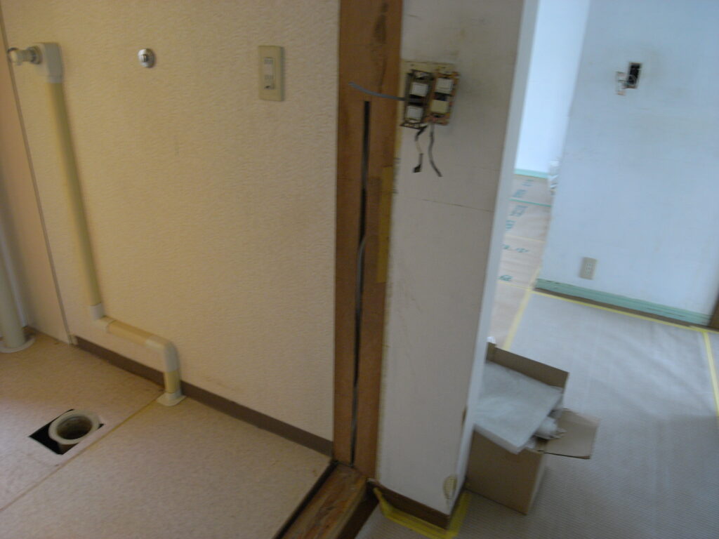 既存の防水パンを外したところです。お客様は、防水パンの出っ張りが気になっておられました。そのためコンパクトな防水パンに変更したいとのご要望でした。