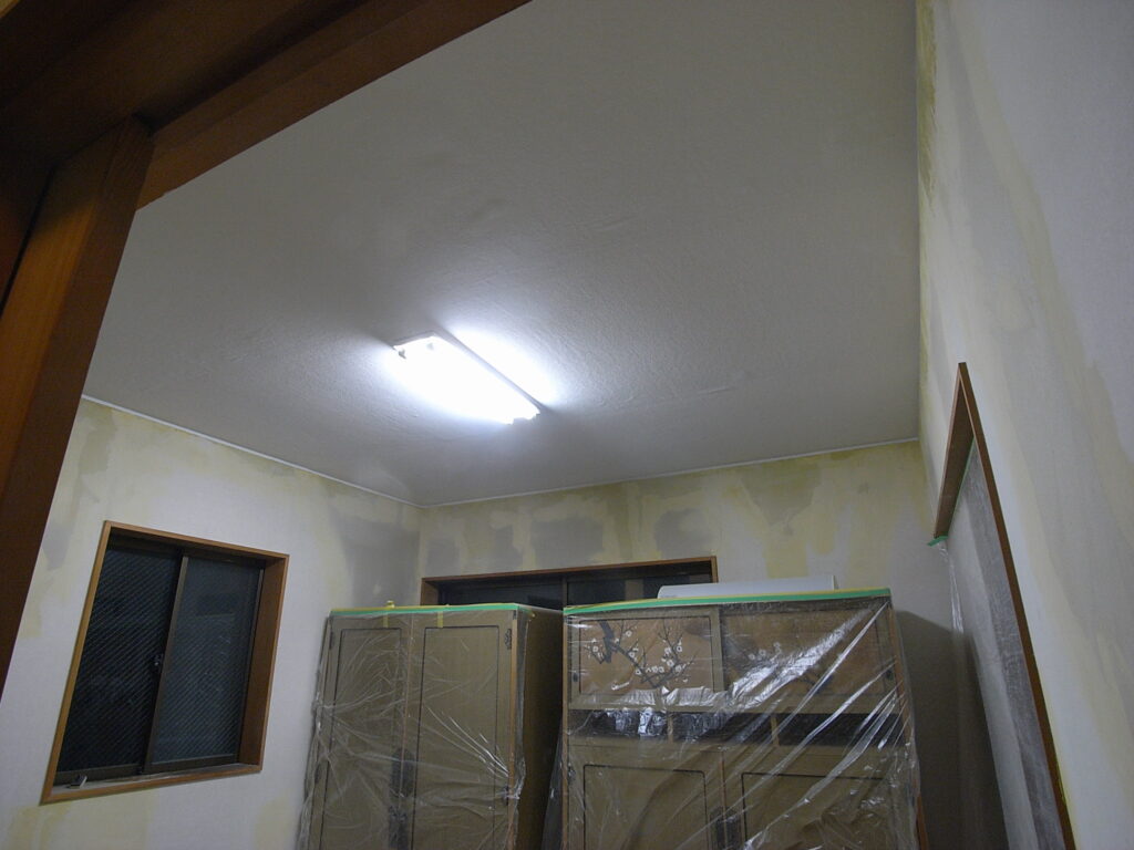 室内で家具を移動しながら作業を行っています。