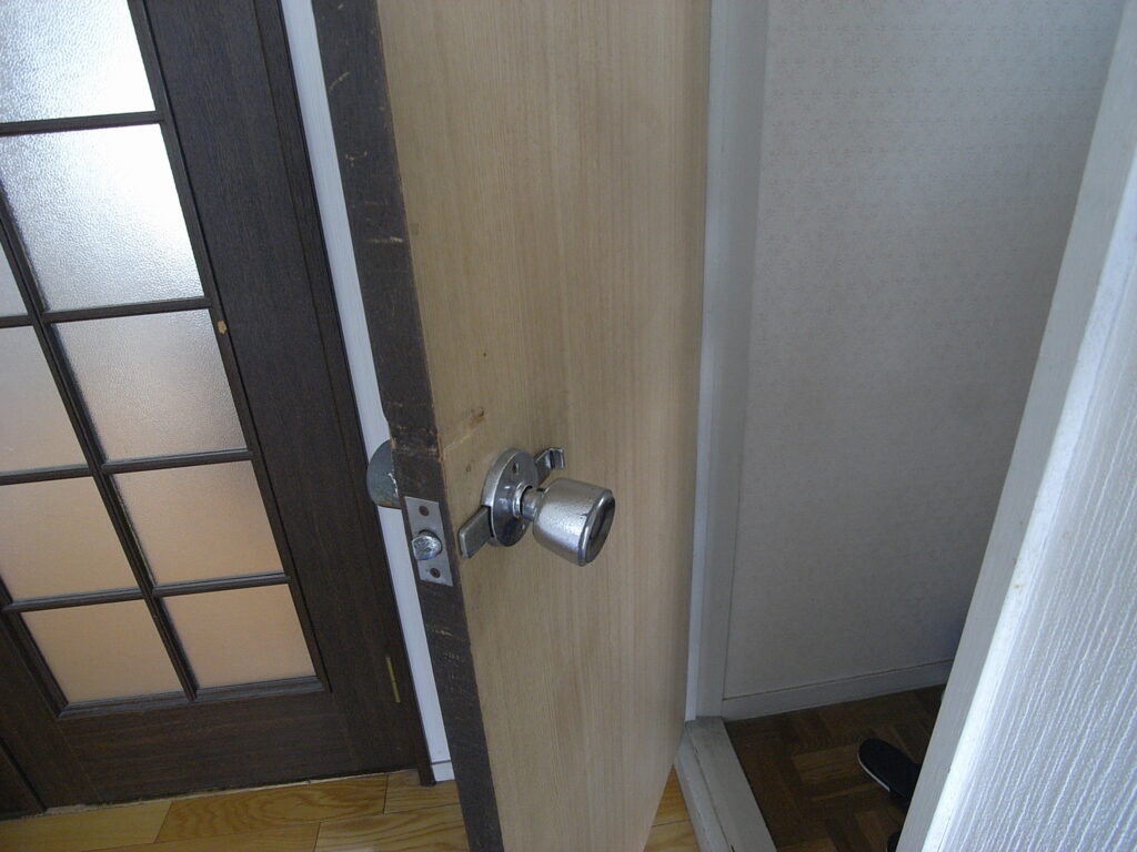 (横浜市神奈川区)で取付けられてからかなり年数が経ったと思われるドアノブ