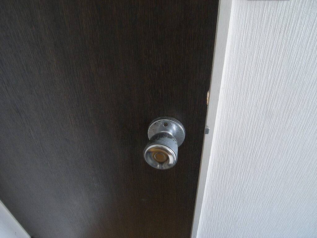 (横浜市神奈川区)で取付けられてからかなり年数が経ったと思われるドアノブ
