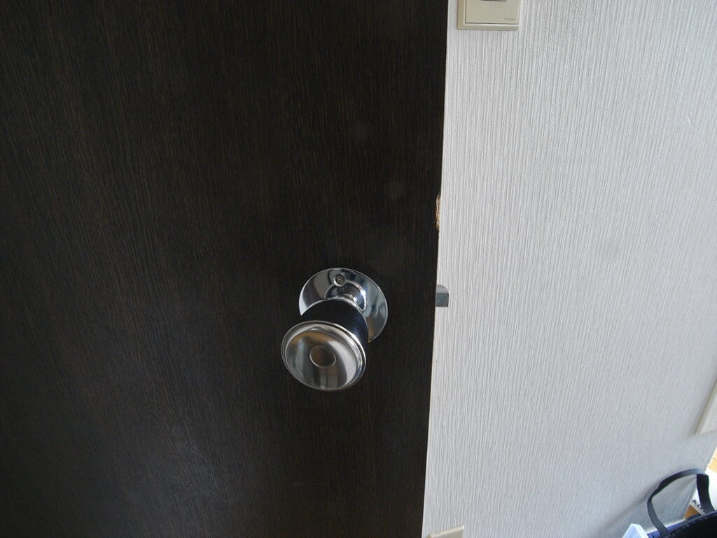 横浜市神奈川区で既存と似た形のドアノブで交換しました。