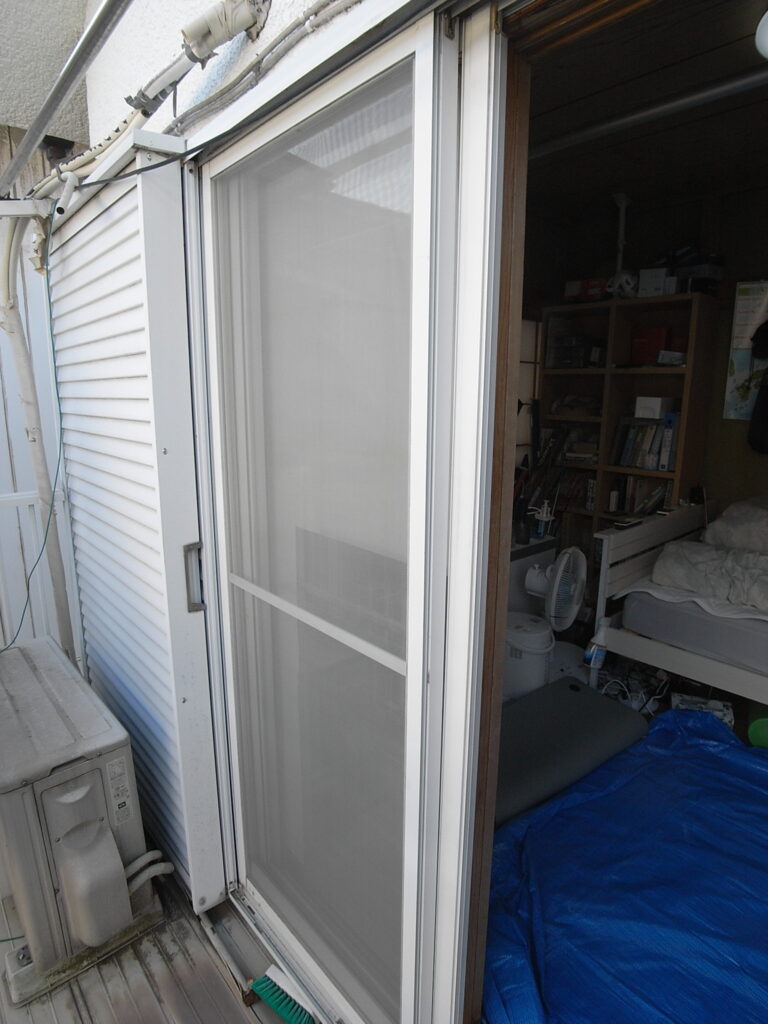 横浜市で２４メッシュで網戸の張替え工事を行いました。