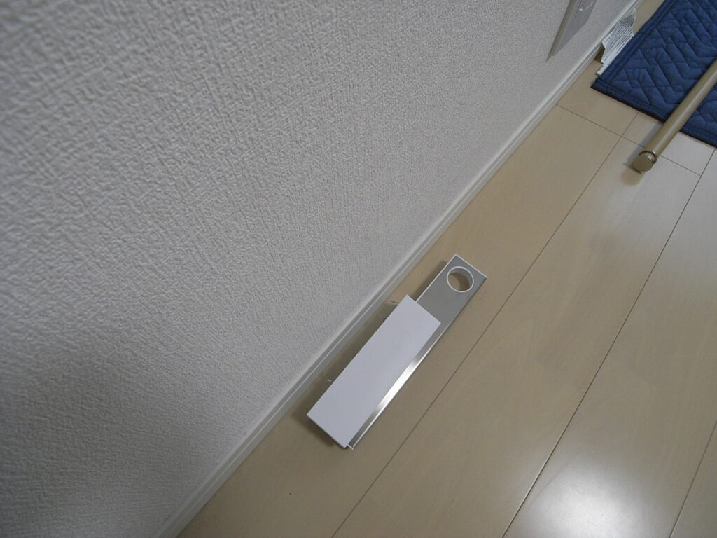 横浜市戸塚区で石膏ボードにピンでとめるタイプの室内物干しが外れていました。