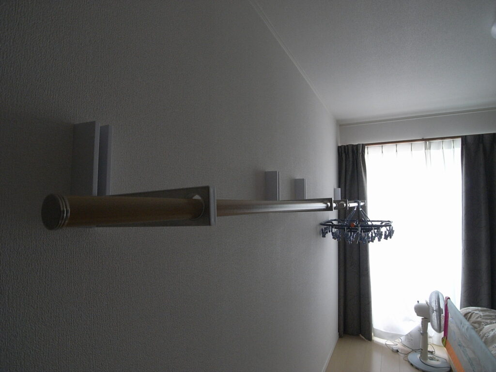 横浜市戸塚区で室内物干しを再設置して動きを確認しました。