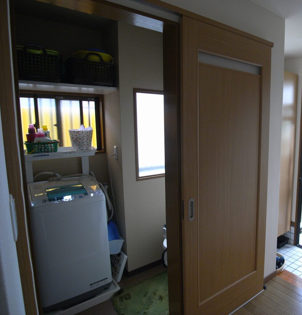 玄関に近い部分にトイレの位置を移動しました。