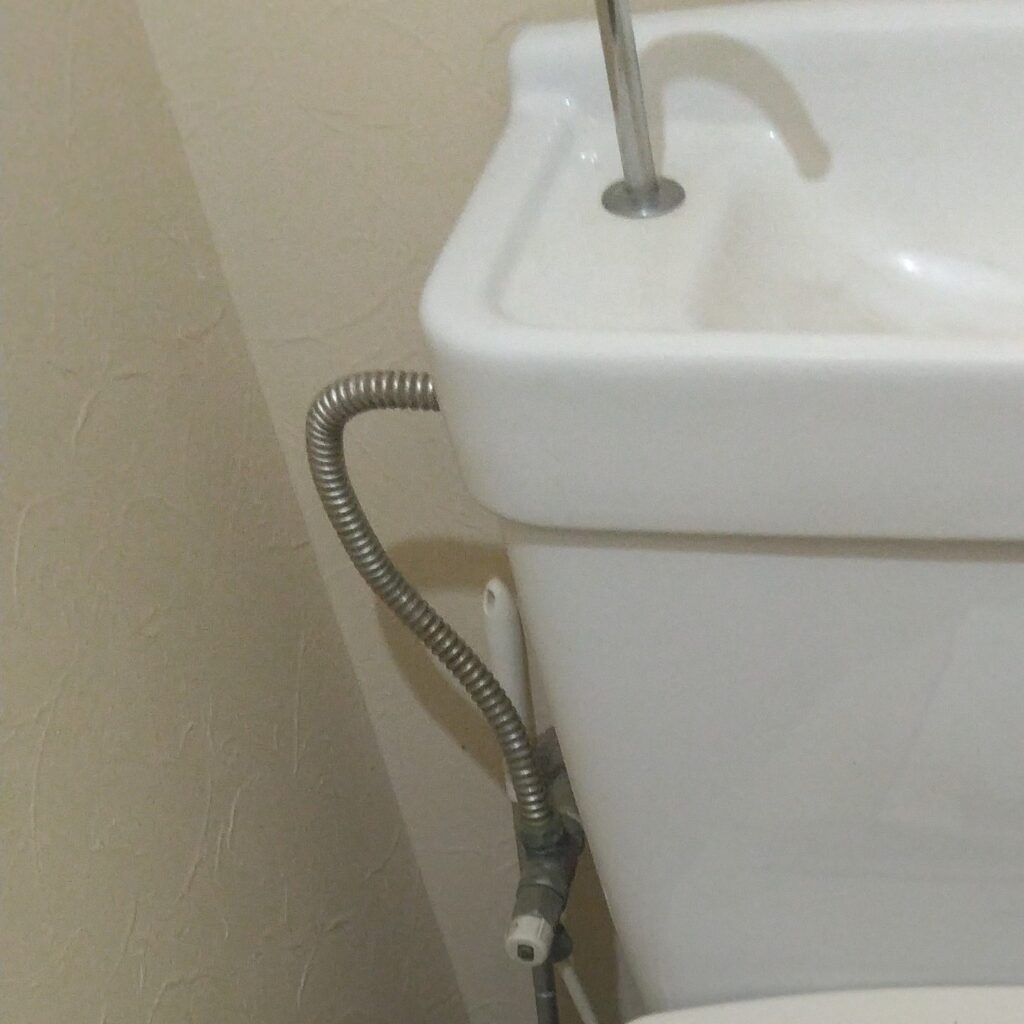 トイレのフレキ管のイメージ写真。