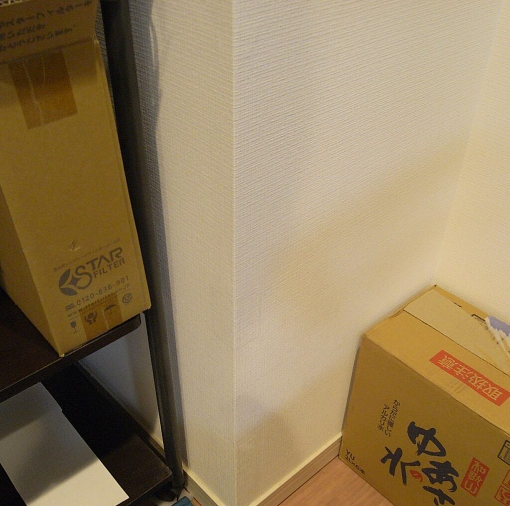 横浜市で部分的に補修貼りを行って壁紙を直しました。