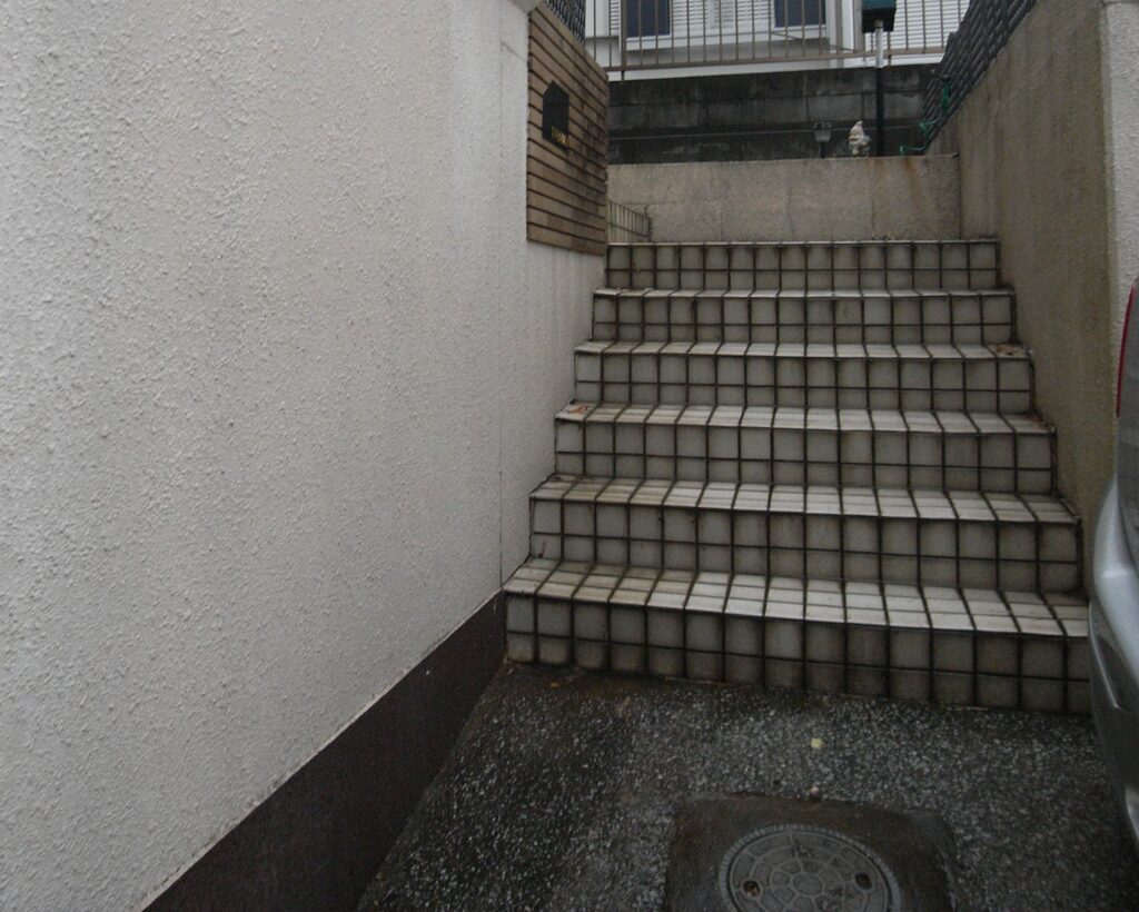 スロープと階段併設の玄関アプローチにする前の写真。
