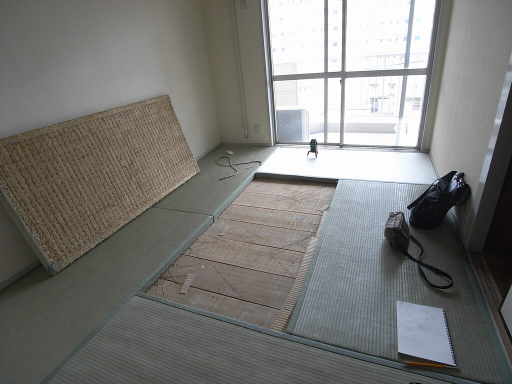 横浜市保土ヶ谷区でマンションの和室の床をフローリングにする工事の現地調査の様子。