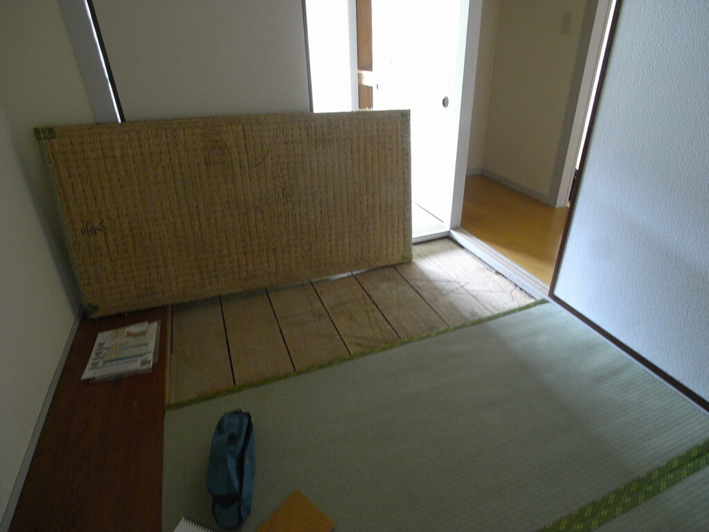 横浜市保土ヶ谷区でマンションの和室の床をフローリングにする工事の現地調査の様子。