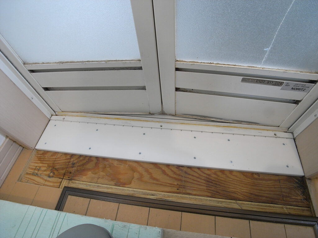 浴室入り口部分に、水に強い樹脂製の下地材を設置しました。