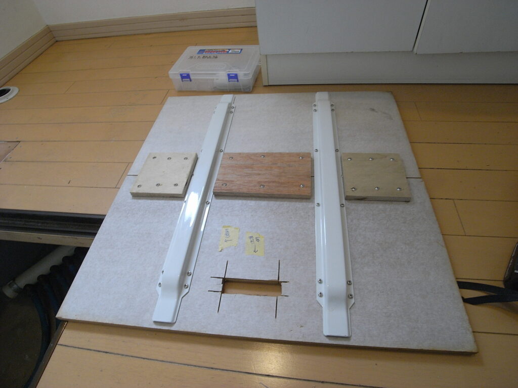 床下点検口の蓋部分の床板を下部分から補強しました。