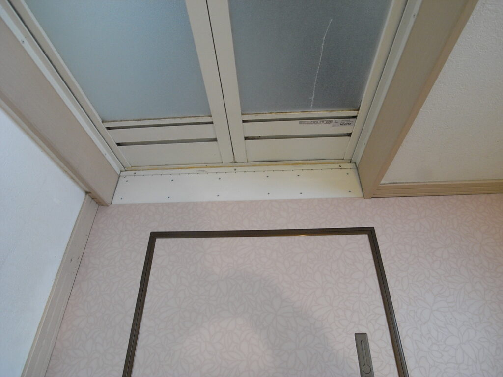 洗面室のフローリングの上に住宅用のクッションフロアーを上張りしました。