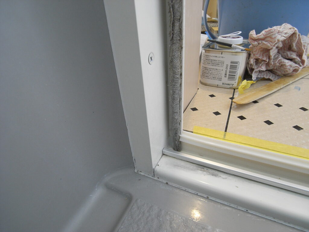 ユニットバス入り口角の部分からの漏水を少なくするためにコーキングを角部分に行いました。