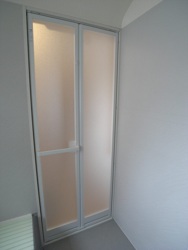 ノーリツのユニットバスの折れ戸をYKKの取替用折れ戸で交換しました。