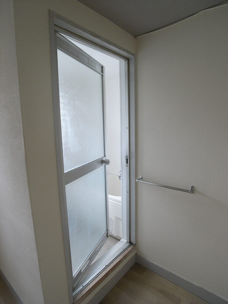 横浜市保土ヶ谷区のマンションで浴室の開き戸を折れ戸に変更する前の写真。