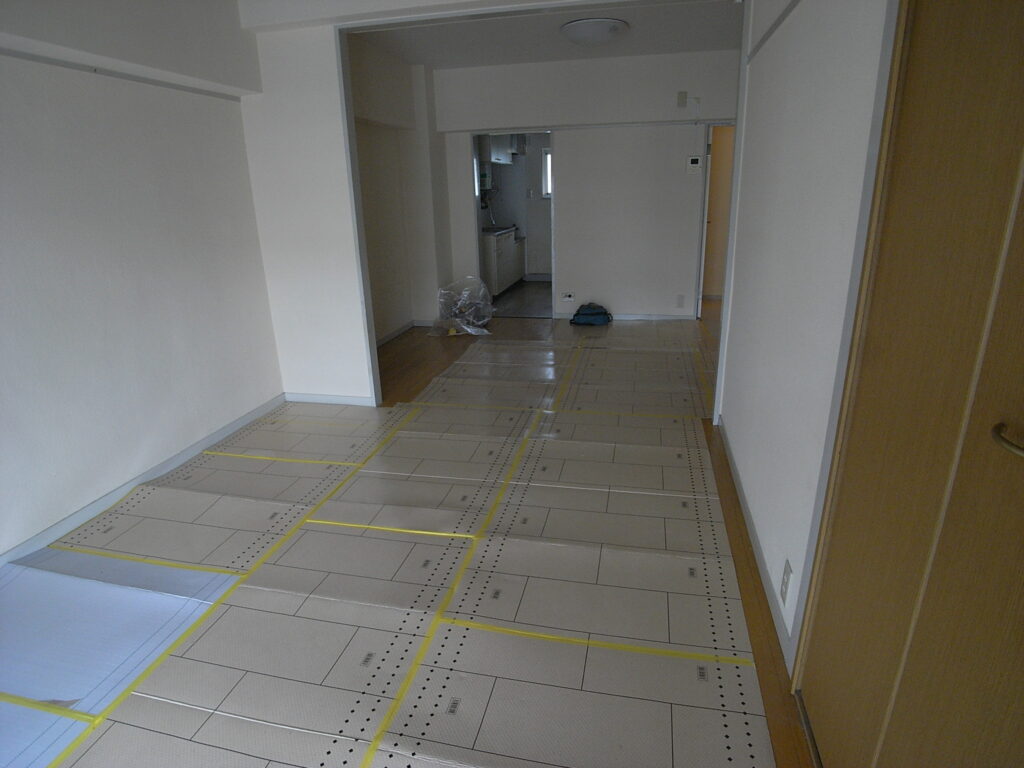 横浜市保土ヶ谷区のマンションでリビングダイニングを工事の加工場所として使用させていただくのでその部分の床を養生していきます。