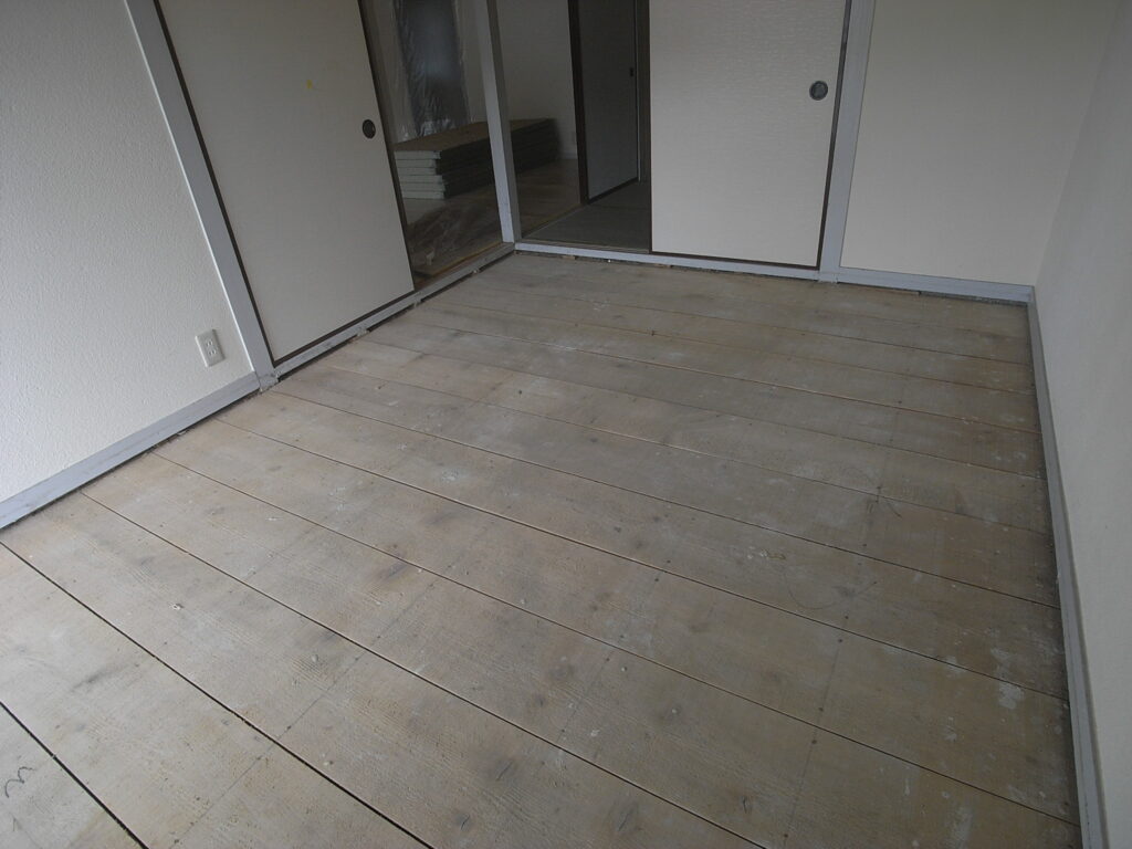 横浜市保土ヶ谷区のマンションで既存の畳を撤去した後に、掃除を行ったところです。