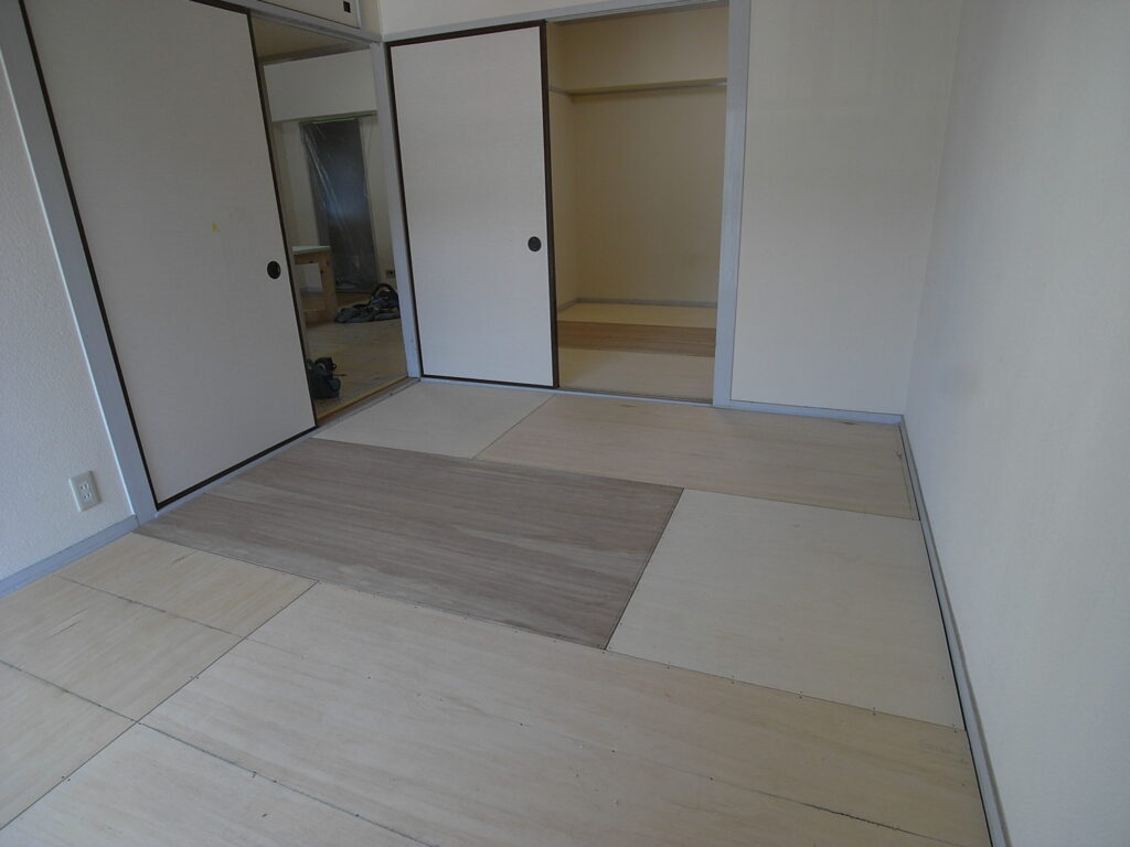 横浜市保土ヶ谷区のマンションで遮音フローリングの下地が完成しました。