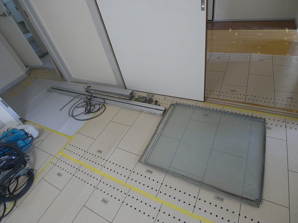 横浜市保土ヶ谷区のマンションで浴室の開き戸を外して解体したところです。