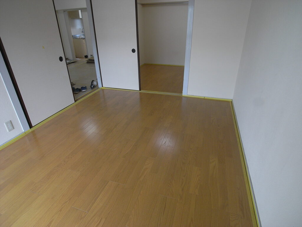 横浜市保土ヶ谷区のマンションで和室の床を遮音フローリングにする工事で壁周囲のすき間を埋めていきます。