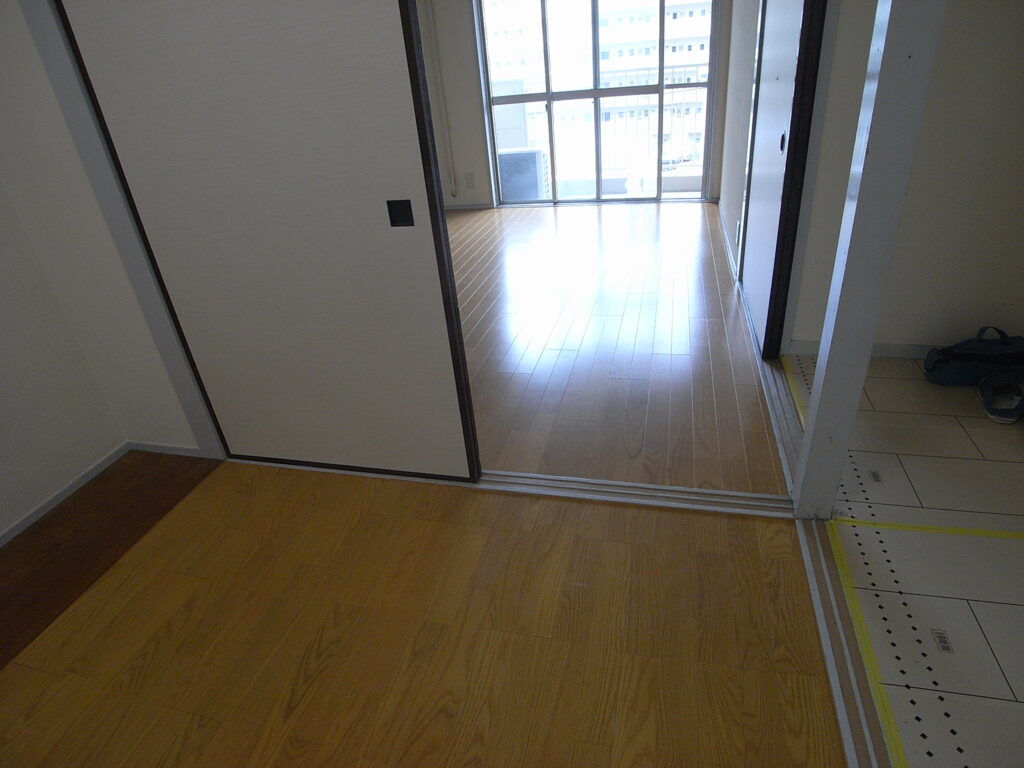 【横浜市保土ヶ谷区】マンション和室の床を遮音フローリングにしました。6畳間と3畳のフローリングのラインがそろうように施工しています。