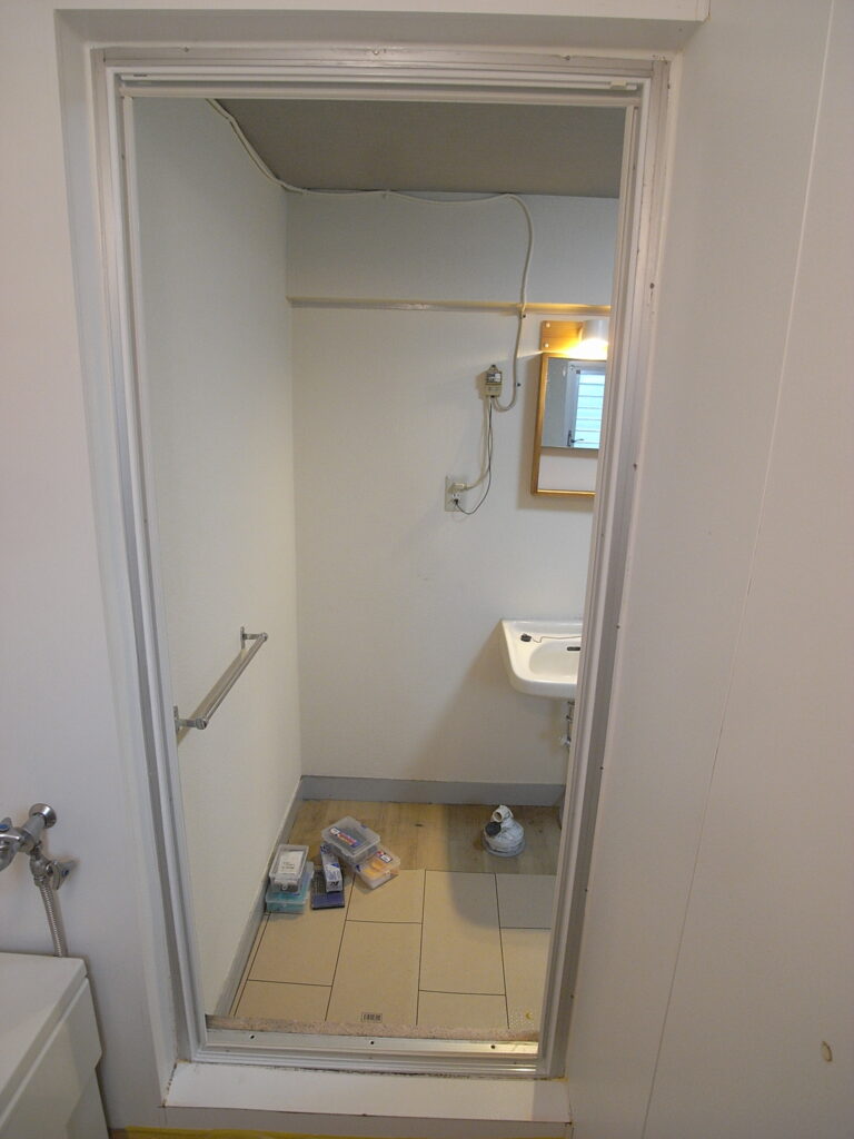 横浜市保土ヶ谷区のマンションの浴室扉を折れ戸にするために、既存の枠の内側にカバー工法で新しい枠を設置しました。