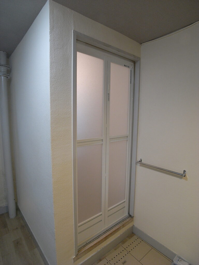 【横浜市保土ヶ谷区】浴室の開き戸を折れ戸に変更しました。