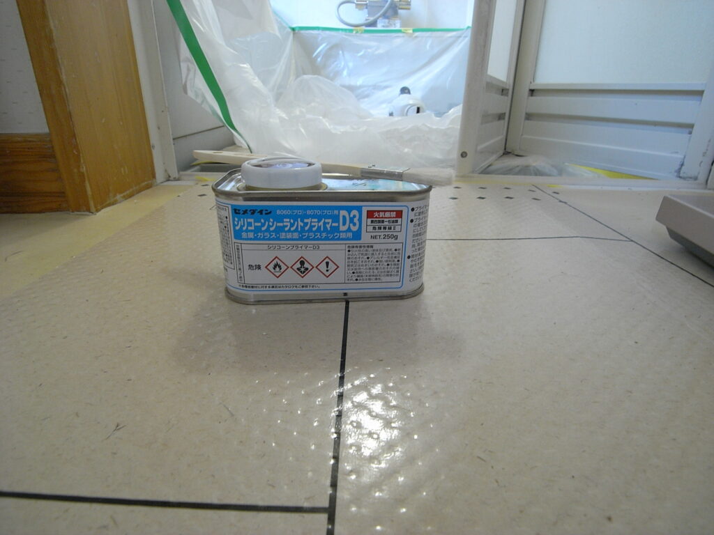 横浜市青葉区でユニットバスの目地コーキングの打ち替えでプライマーを使用します。