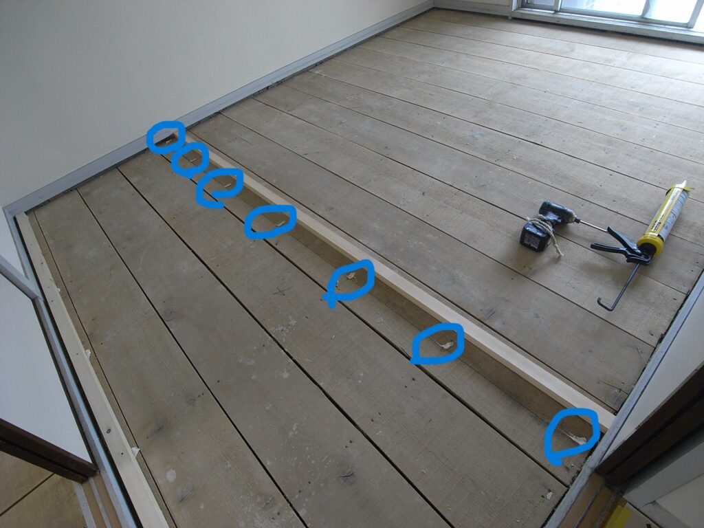 横浜市保土ヶ谷区のマンションで和室の畳から遮音フローリングにする工事で、高さ調整のための木下地を接着剤併用で設置していきます。