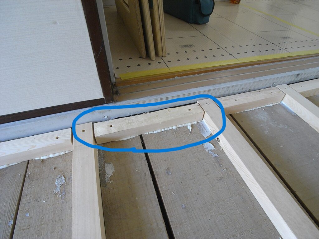 木下地で段差ができた部分については、削って調整しています。