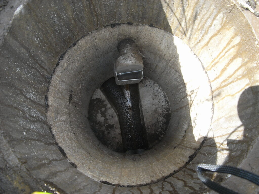 洗濯用の防水パンの排水がつまったとのことで、外部のマスを水を流して確認しました。