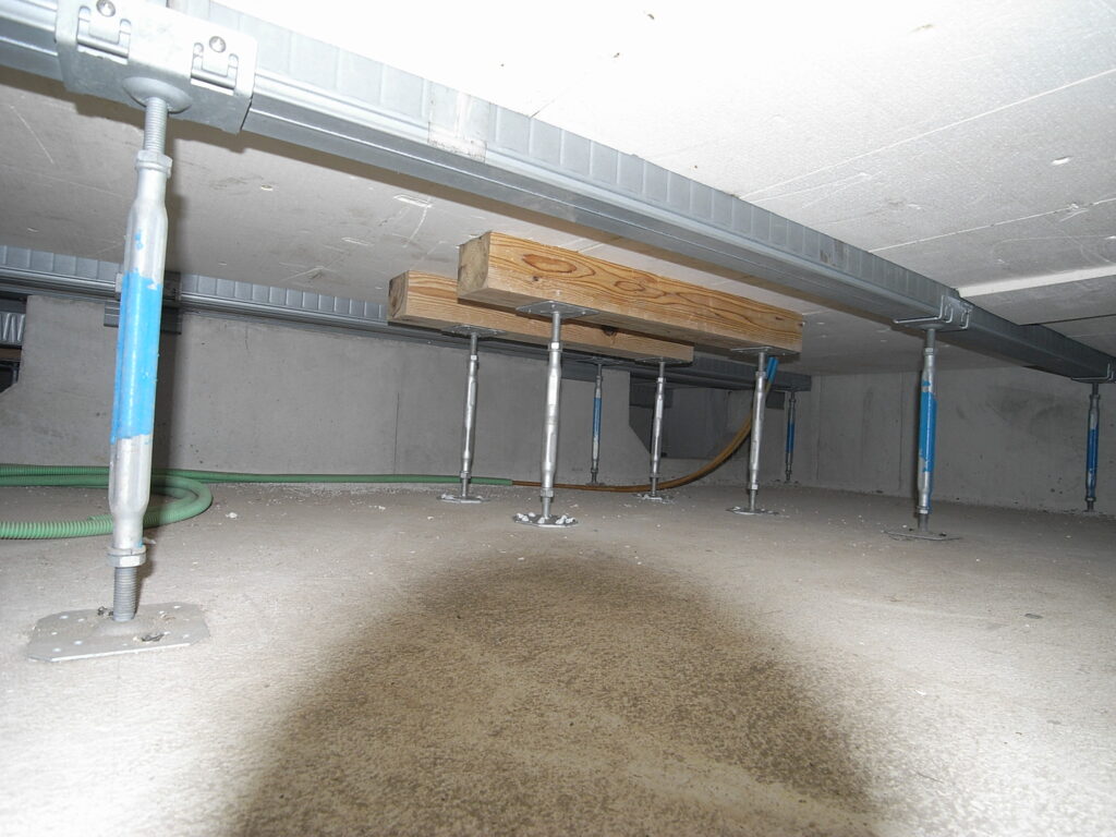 ピアノを設置する場所の床下の補強前の写真。（神奈川県大和市）