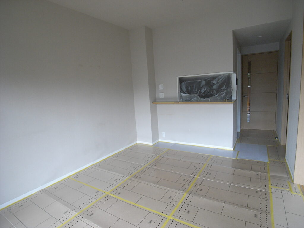 マンションのリビングダイニングのクロスの貼り替えを行う前の写真。