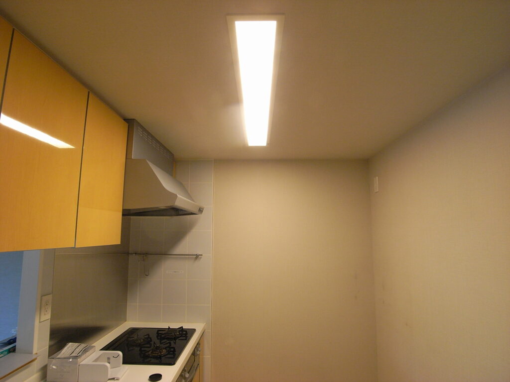 川崎市で既存のキッチンの蛍光灯は、電球色になっていました。