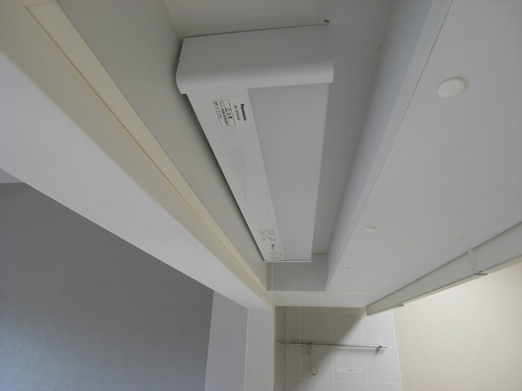 川崎市で新しい棚下灯（LED）タイプの照明器具を設置しました。