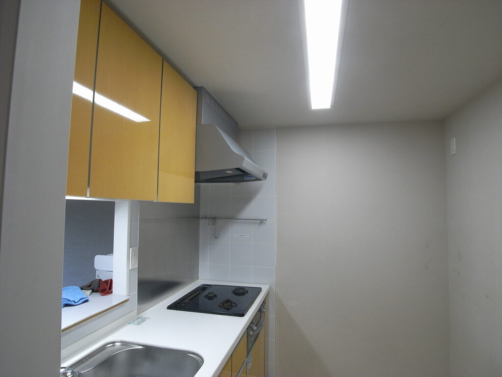 川崎市でキッチンの蛍光灯を昼白色に交換して明るい感じになりました。
