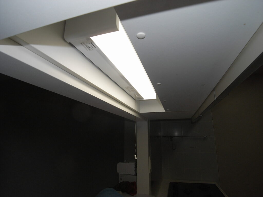 川崎市で新しい棚下灯（LED）タイプの照明器具を設置しました。