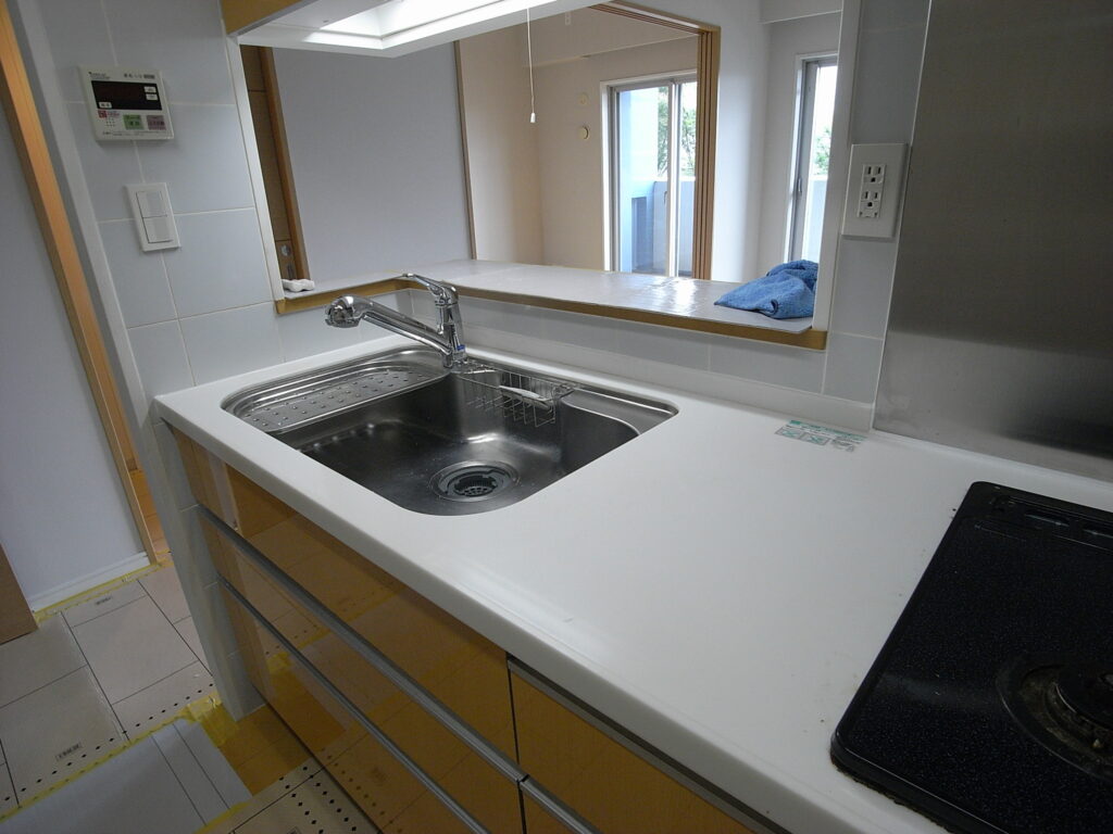 キッチンカウンターのコーキングの打ち替え作業が完了しました。