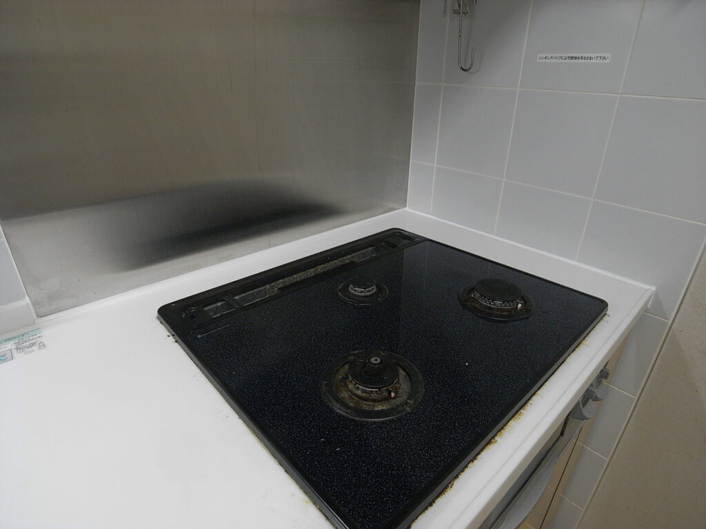 キッチンカウンターのコーキングの打ち替え作業が完了しました。