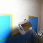 トイレ紙巻き器の交換作業を行いました。