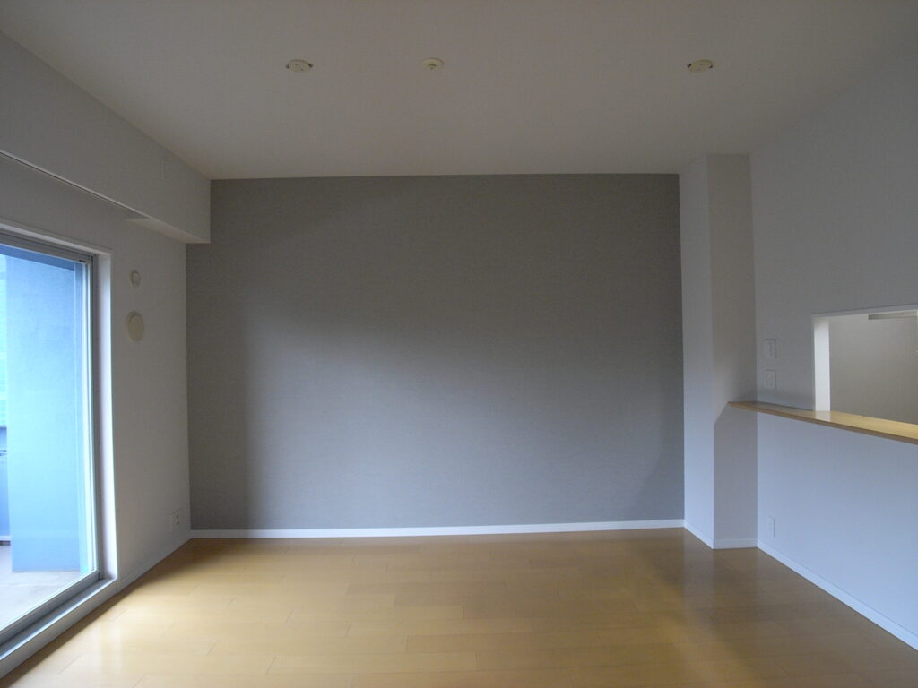 マンションのリビングダイニングのクロス貼り替え工事でグレー系のアクセントクロスを貼りました。