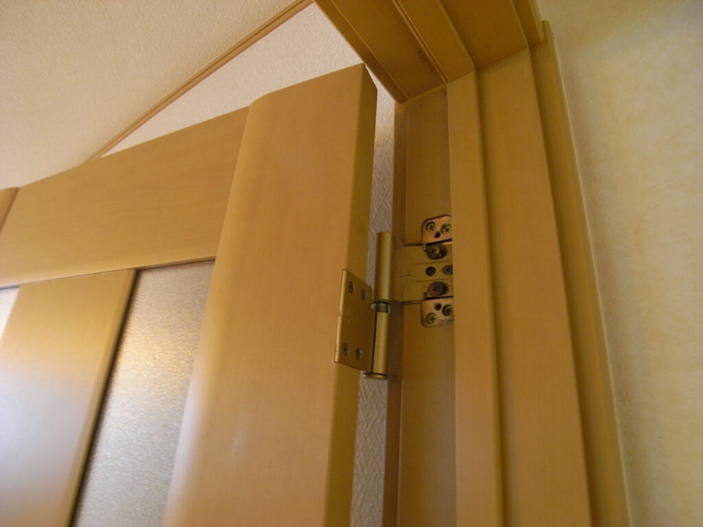 横浜市鶴見区で建具丁番の上の部分がおかしな状態になっていました。