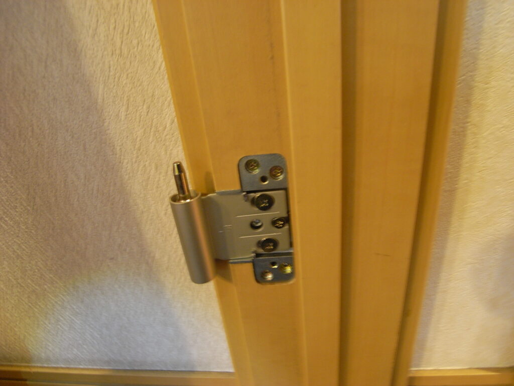 横浜市鶴見区で新しい丁番を取り付けました。