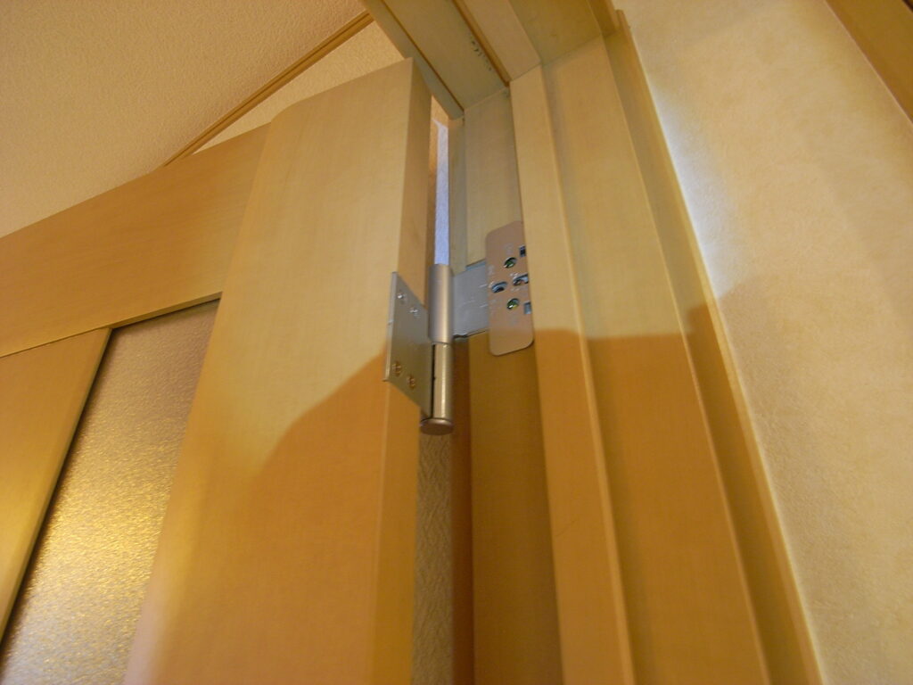 横浜市鶴見区で建具の丁番を交換した後に扉を吊り込みました。