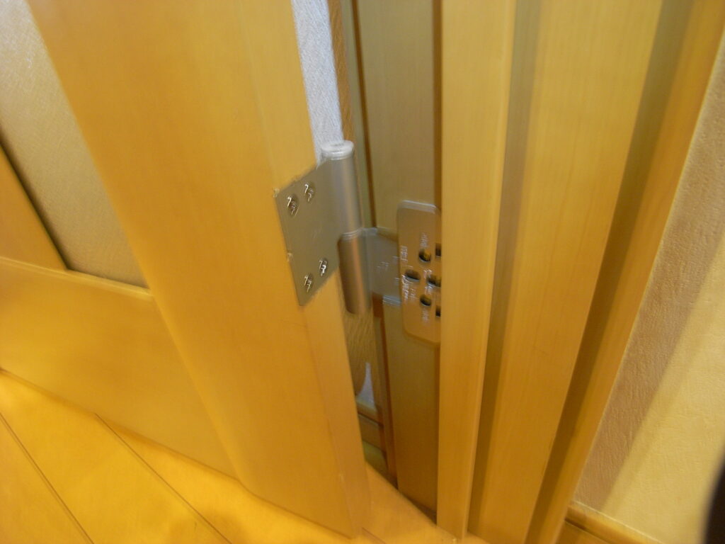 横浜市鶴見区で建具の丁番を交換した後に扉を吊り込みました。
