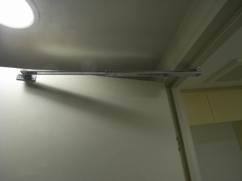 横浜市港北区でトイレの建具のドアストッパーを交換する前の写真。
