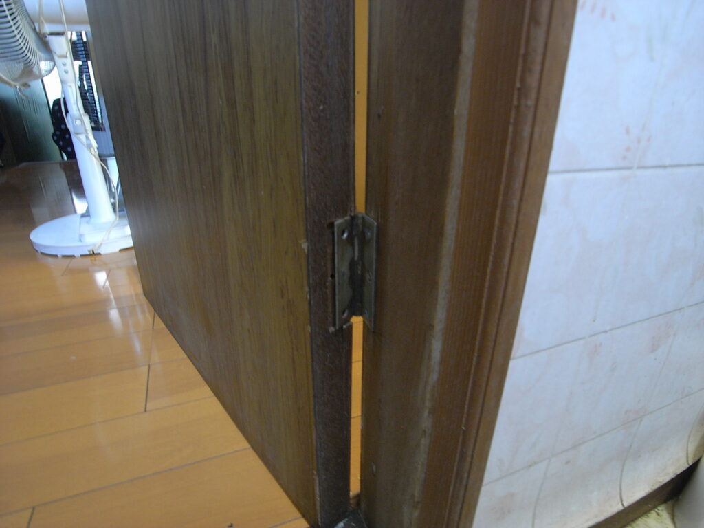 横浜市旭区で室内扉の丁番が外れかかっていました。