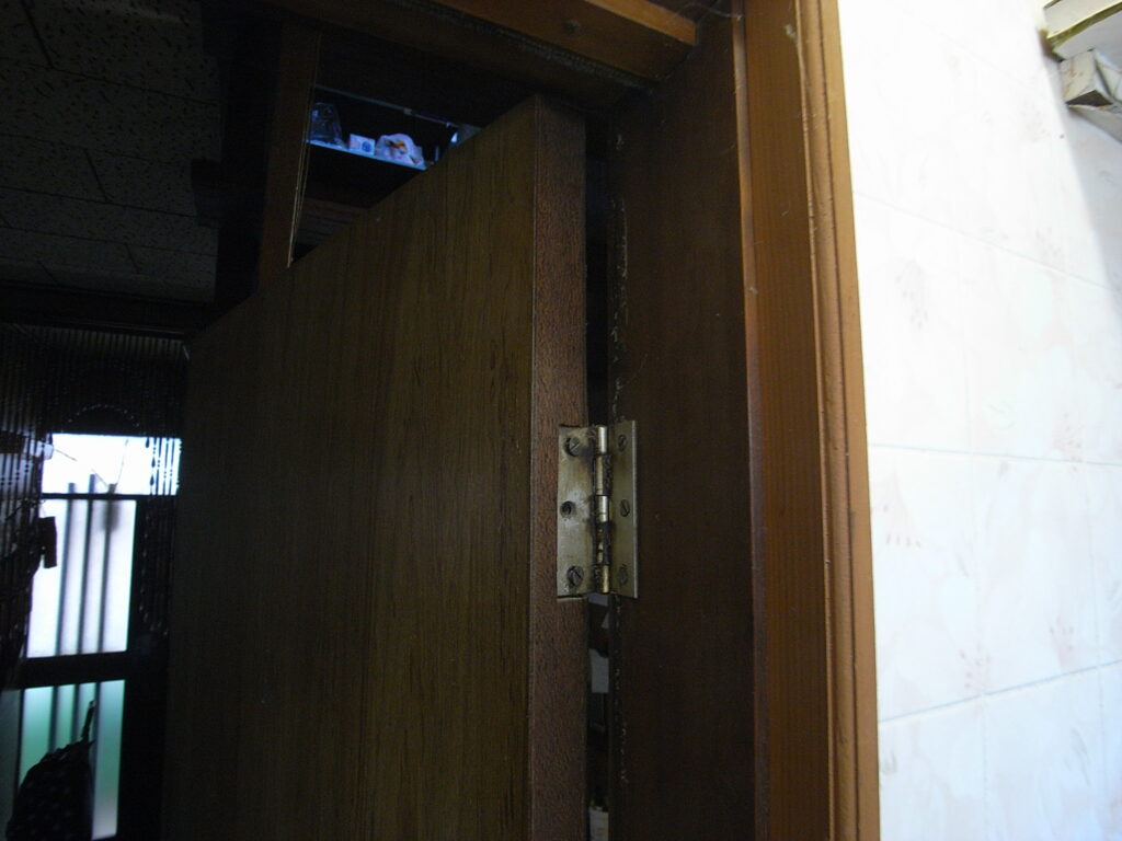 横浜市で室内建具の上部分の丁番の1本のビスは取れていて、残りの2本のビスも緩んでいました。
